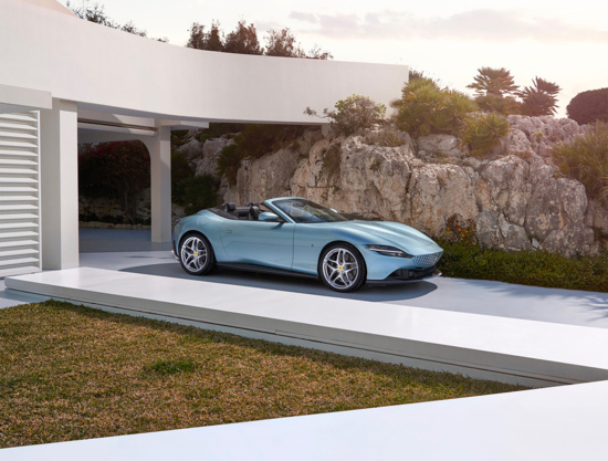 Style-et-luxe-avec-la-Ferrari-Roma-2023-de-Boardwalk